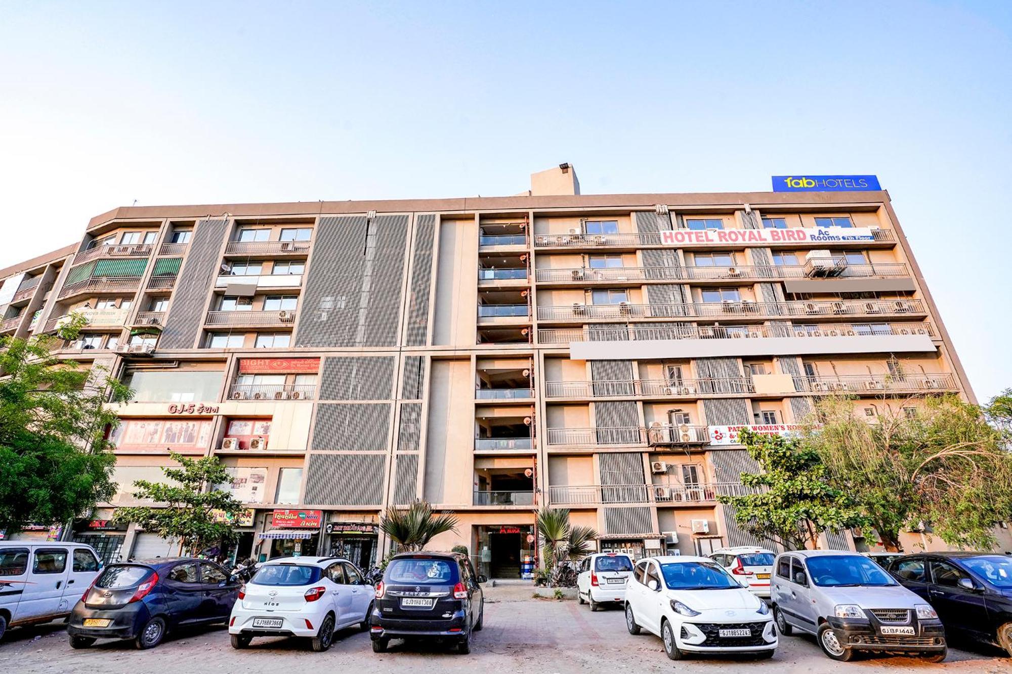 Hotel Fabexpress Royal Bird Ahmedabad Exterior foto
